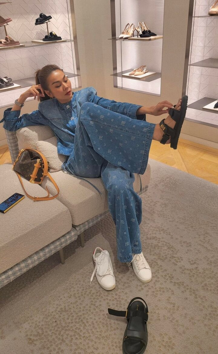 Nhiều người cho rằng diện cả set đồ denim sẽ khiến tổng thể trang phục bị &quot;cứng&quot;, song set áo khoác dáng lửng cùng quần denim ống rộng lại đem đến vẻ đẹp sành điệu, phóng khoáng cho quý cô trên 40 tuổi.