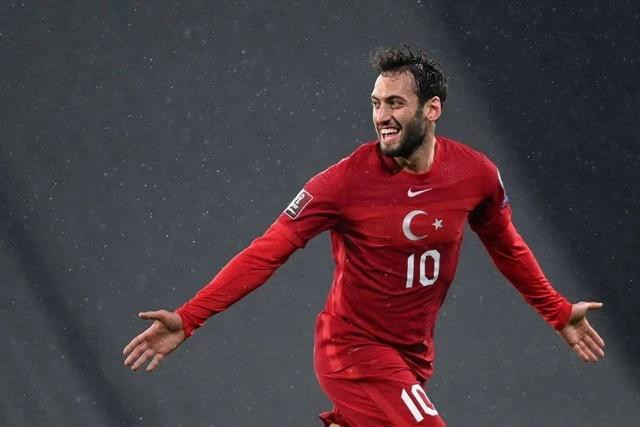Hakan Calhanoglu cùng đội tuyển Thổ Nhĩ Kỳ được đánh giá cao hơn đội Georgia