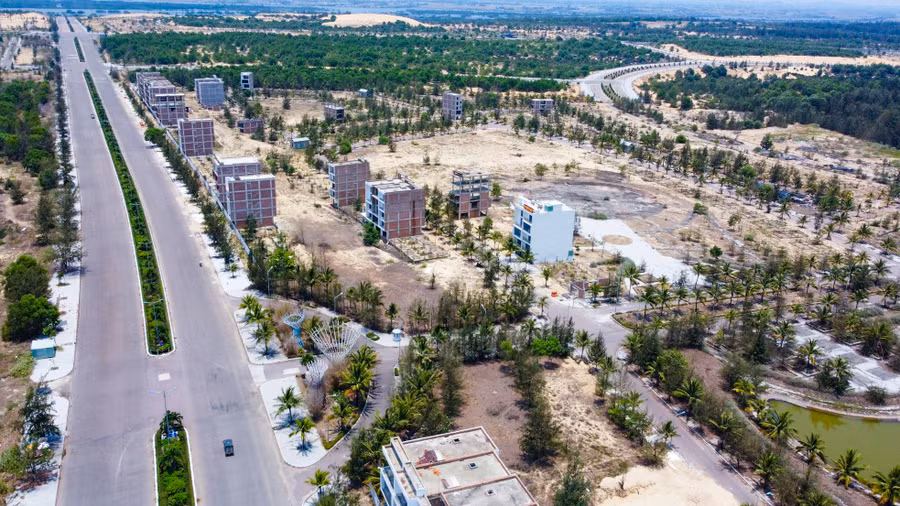 Dự án khu đô thị chức năng FLC Lux City Quy Nhơn có diện tích hơn 32 ha, tổng vốn đầu tư khoảng hơn 600 tỷ đồng. Theo thông tin dự án, FLC Lux City Quy Nhơn là tổ hợp đô thị bao gồm hơn 1.000 căn shophouse, liền kề, biệt thự, cùng hơn 80 tiện ích về vui chơi, giải trí, mua sắm và ẩm thực. Trong ảnh khu vực dự án nhìn từ trên cao. Ảnh: Trương Định. Dự án khu đô thị chức năng FLC Lux City Quy Nhơn có diện tích hơn 32 ha, tổng vốn đầu tư khoảng hơn 600 tỷ đồng. Theo thông tin dự án, FLC Lux City Quy Nhơn là tổ hợp đô thị bao gồm hơn 1.000 căn shophouse, liền kề, biệt thự, cùng hơn 80 tiện ích về vui chơi, giải trí, mua sắm và ẩm thực. Trong ảnh khu vực dự án nhìn từ trên cao. Ảnh: Trương Định.