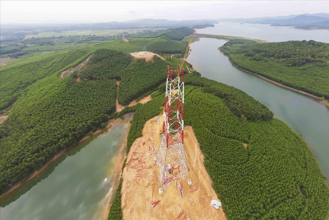 Những trụ điện của đường dây 500kV đang được lắp dựng Những trụ điện của đường dây 500kV đang được lắp dựng