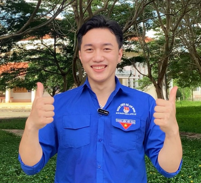 Đỗ Xuân Việt luôn năng nổ tham gia các hoạt động của trường và xã hội Đỗ Xuân Việt luôn năng nổ tham gia các hoạt động của trường và xã hội