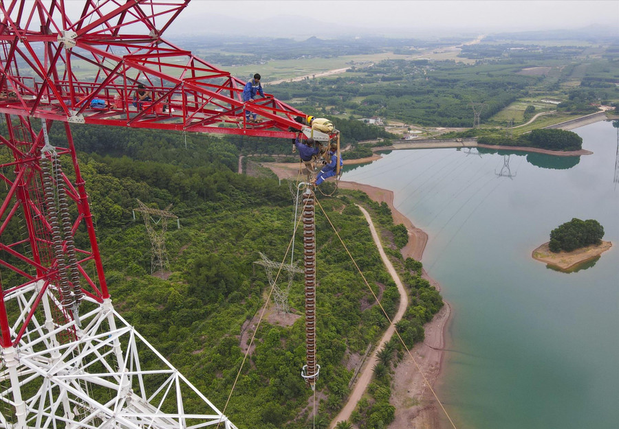 Công nhân miệt mài thi công lơ lửng giữa đất trời. Công nhân miệt mài thi công lơ lửng giữa đất trời.
