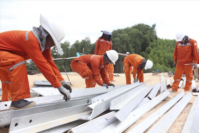 Công nhân miệt mài làm việc Công nhân miệt mài làm việc