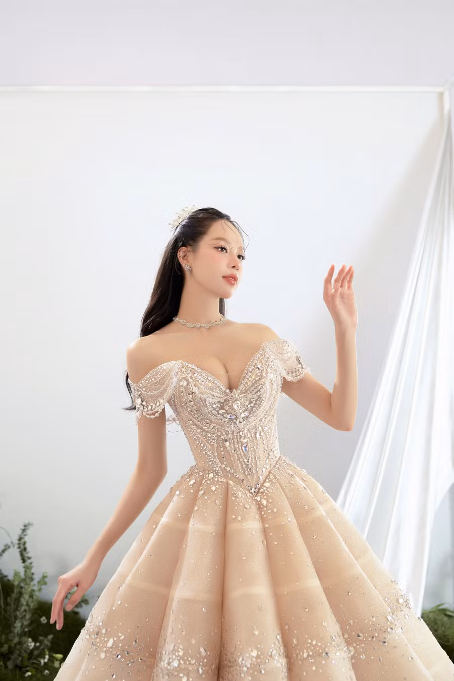 Theo chủ nhân bộ sưu tập, đây là những thiết kế thể hiện được tính cách mạnh mẽ, lý trí và quyết đoán của phụ nữ nhưng ẩn sâu bên trong vẫn là sự dịu dàng, đầy cuốn hút