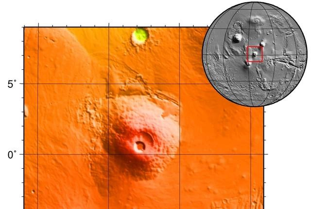 Ảnh chụp cho thấy hố đen bí ẩn trên sườn núi lửa