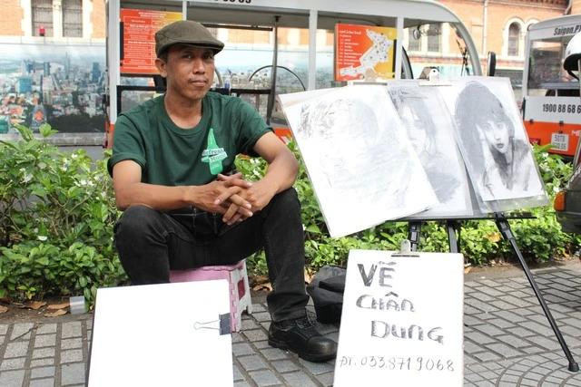 Anh Lộc vẽ tranh ký họa ở TP.HCM đã hơn 10 năm Anh Lộc vẽ tranh ký họa ở TP.HCM đã hơn 10 năm