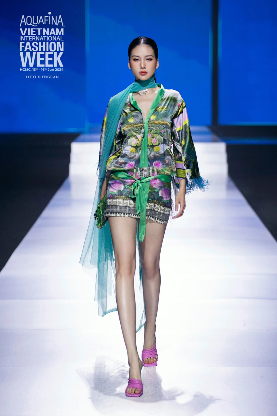 Bùi Quỳnh Hoa đảm nhận vai trò mở màn. Trước khi đăng quang Miss Universe Vietnam 2023, người đẹp từng hoạt động trong vai trò người mẫu Bùi Quỳnh Hoa đảm nhận vai trò mở màn. Trước khi đăng quang Miss Universe Vietnam 2023, người đẹp từng hoạt động trong vai trò người mẫu