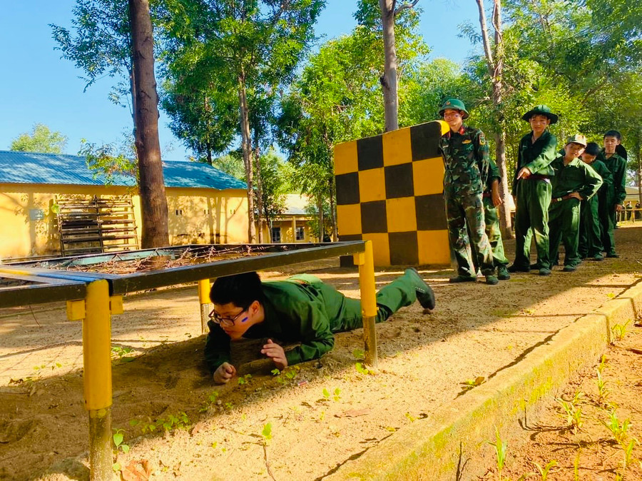 Các chiến sĩ nhí vượt chướng ngại vật do Ban tổ chức chương trình Học kỳ trong quân đội đưa ra. Ảnh: P.L