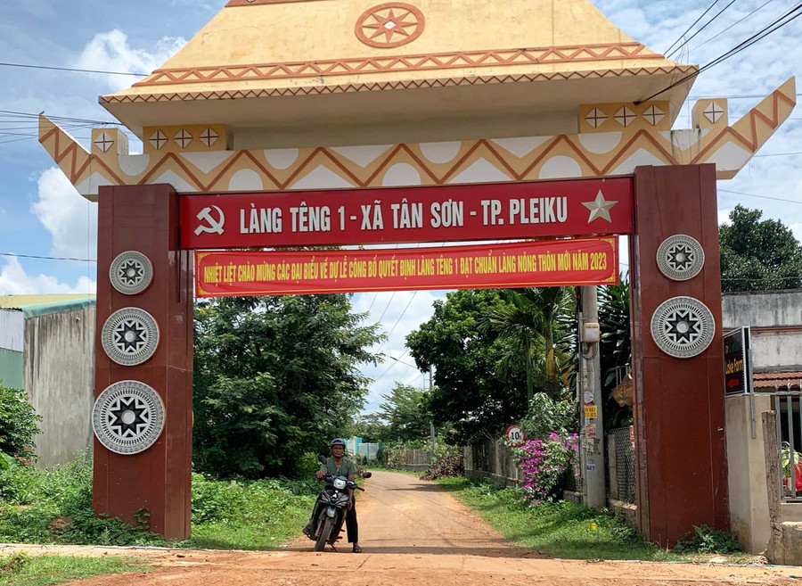 Cổng làng Têng 1 được xây dựng khang trang. Ảnh: R.H