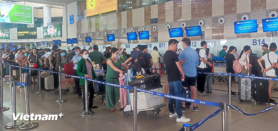 Hành khách làm thủ tục máy bay tại Sân bay Nội Bài. (Ảnh: Hoài Nam/Vietnam+) Hành khách làm thủ tục máy bay tại Sân bay Nội Bài. (Ảnh: Hoài Nam/Vietnam+)
