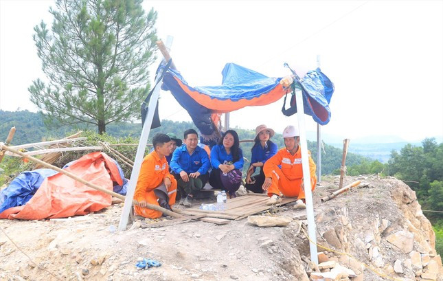 Tỉnh Đoàn Nghệ An đến lán trại thăm hỏi, động việc cán bộ, công nhân viên thi công đường điện 500kV tại xã Khánh Sơn (huyện Nam Đàn, Nghệ An) Tỉnh Đoàn Nghệ An đến lán trại thăm hỏi, động việc cán bộ, công nhân viên thi công đường điện 500kV tại xã Khánh Sơn (huyện Nam Đàn, Nghệ An)