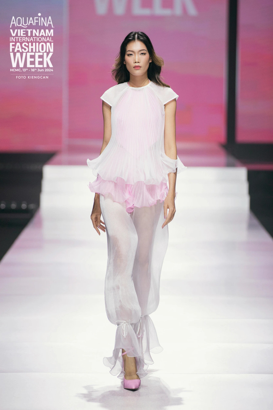 Tà áo mang tính biểu tượng được làm mới bằng cách dựng phom hiện đại, thay đổi cấu trúc và xử lý chất liệu. Hình ảnh rồng, phượng được nhà thiết kế lồng ghép khéo léo trong bộ trang phục, truyền tải văn hóa thông qua thời trang