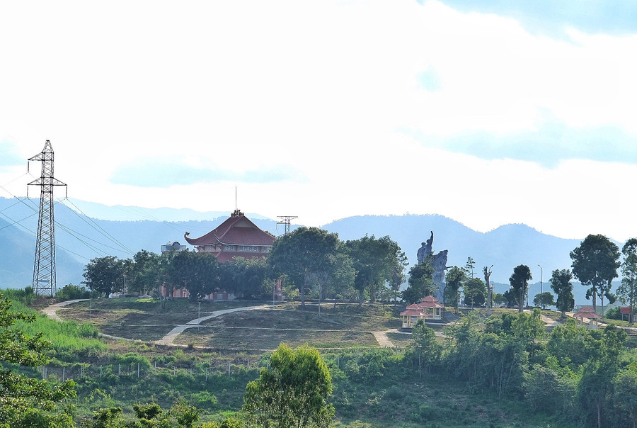 Di tích chiến thắng Đăk Pơ tọa lạc trên một ngọn đồi hướng về quốc lộ 19. Ảnh: H.N Di tích chiến thắng Đăk Pơ tọa lạc trên một ngọn đồi hướng về quốc lộ 19. Ảnh: H.N