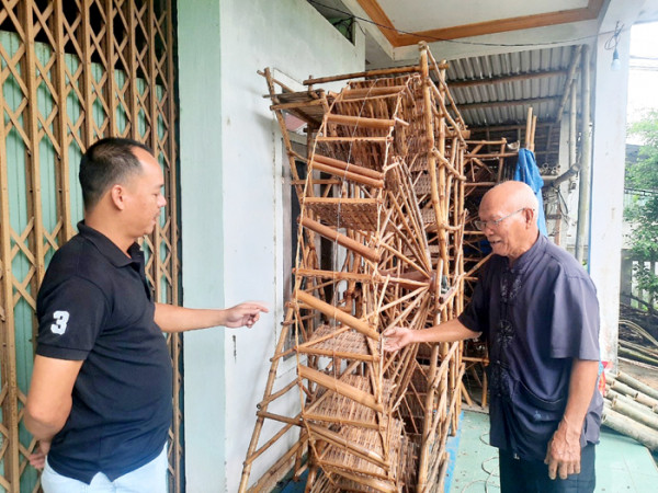 Ông Quýt giới thiệu cho khách cách bờ xe nước vận hành. Ông Quýt giới thiệu cho khách cách bờ xe nước vận hành.