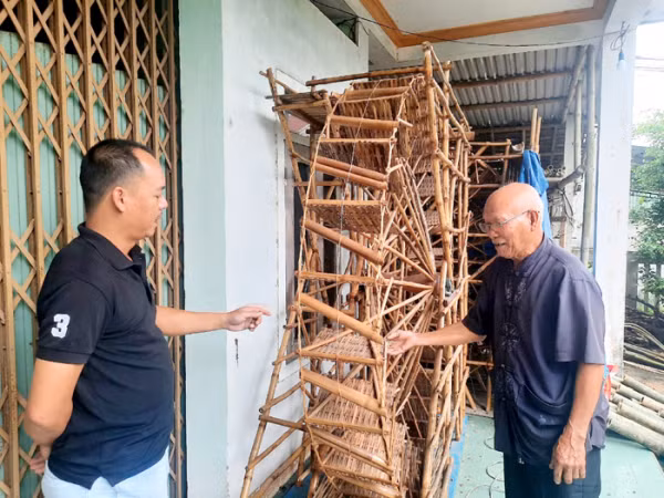 Ông Quýt giới thiệu cho khách cách bờ xe nước vận hành.