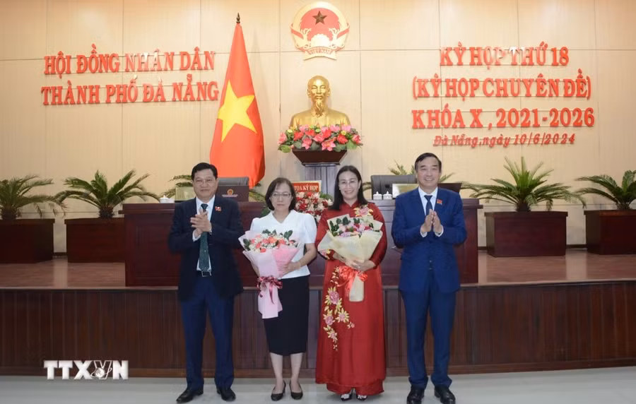 Lãnh đạo thành phố chúc mừng bà Nguyễn Thị Anh Thi được bầu giữ chức vụ Phó Chủ tịch UBND thành phố Đà Nẵng và bà Trần Thanh Thủy, tân Giám đốc Sở Y tế Đà Nẵng được bầu bổ sung chức danh Ủy viên UBND thành phố. (Ảnh: Văn Dũng/TTXVN)