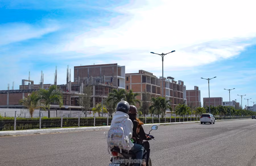 Liên quan dự án này, trước đó, Ban Quản lý KKT tỉnh Bình Định có văn bản gửi Công ty CP Đầu tư phát triển Bình Định về việc hủy bỏ các văn bản liên quan đến điều kiện của bất động sản hình thành trong tương lai được đưa vào kinh doanh tại dự án Khu đô thị chức năng FLC Lux City Quy Nhơn. Ảnh: Trương Định Liên quan dự án này, trước đó, Ban Quản lý KKT tỉnh Bình Định có văn bản gửi Công ty CP Đầu tư phát triển Bình Định về việc hủy bỏ các văn bản liên quan đến điều kiện của bất động sản hình thành trong tương lai được đưa vào kinh doanh tại dự án Khu đô thị chức năng FLC Lux City Quy Nhơn. Ảnh: Trương Định