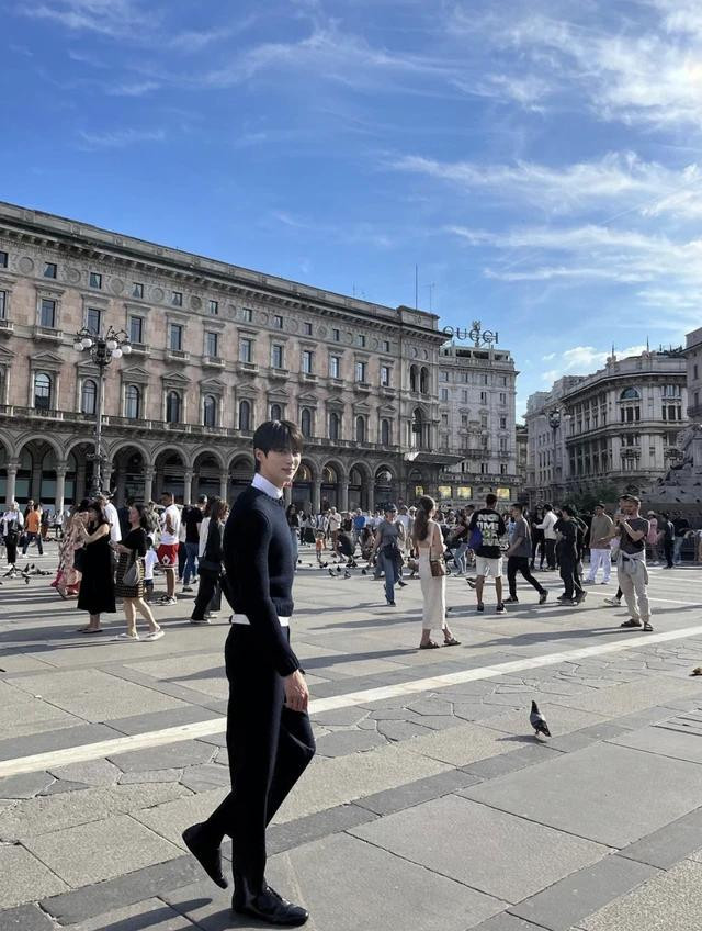 Trang phục sang trọng làm nổi bật tỷ lệ cơ thể gần như hoàn hảo của Byeon Woo Seok Trang phục sang trọng làm nổi bật tỷ lệ cơ thể gần như hoàn hảo của Byeon Woo Seok