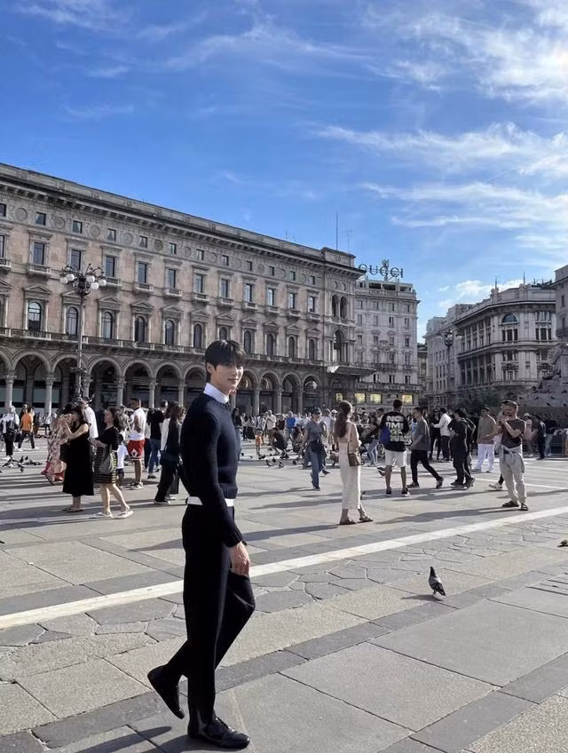 Trang phục sang trọng làm nổi bật tỷ lệ cơ thể gần như hoàn hảo của Byeon Woo Seok