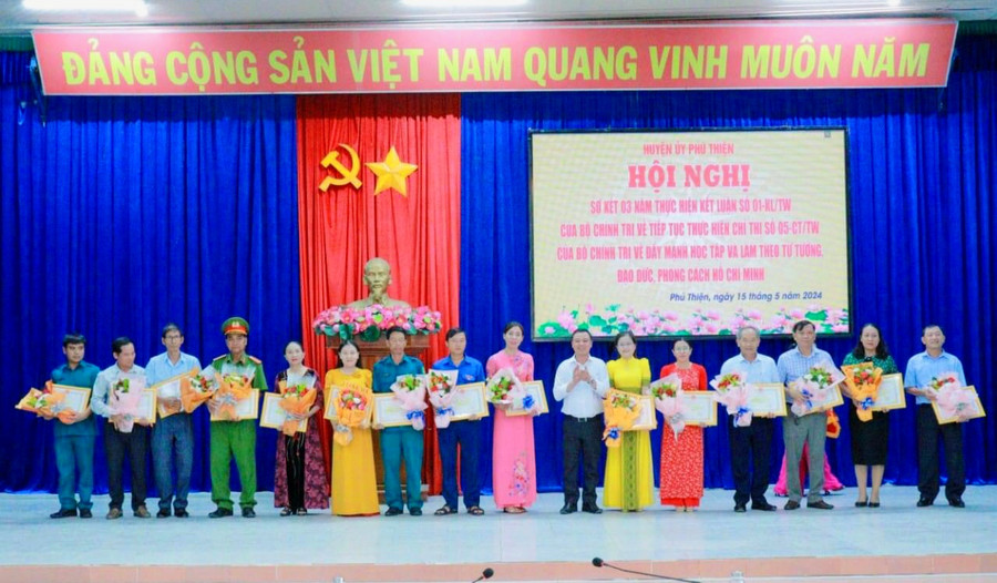 Phó Bí thư Thường trực Huyện ủy Phú Thiện trao giấy khen cho các tập thể, cá nhân có thành tích xuất sắc trong học tập và làm theo Bác. Ảnh: Mai Hoa Phó Bí thư Thường trực Huyện ủy Phú Thiện trao giấy khen cho các tập thể, cá nhân có thành tích xuất sắc trong học tập và làm theo Bác. Ảnh: Mai Hoa
