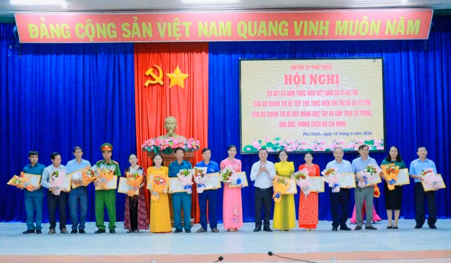 Phó Bí thư Thường trực Huyện ủy Phú Thiện trao giấy khen cho các tập thể, cá nhân có thành tích xuất sắc trong học tập và làm theo Bác. Ảnh: Mai Hoa Phó Bí thư Thường trực Huyện ủy Phú Thiện trao giấy khen cho các tập thể, cá nhân có thành tích xuất sắc trong học tập và làm theo Bác. Ảnh: Mai Hoa