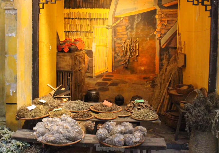 Dịp Tết Đoan Ngọ, dân gian còn có tục lấy ngải treo trước cửa nhà tránh đau ốm và trừ tà.