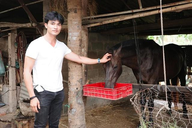 Diễn viên Lê Anh Huy bên chú ngựa cưng của mình