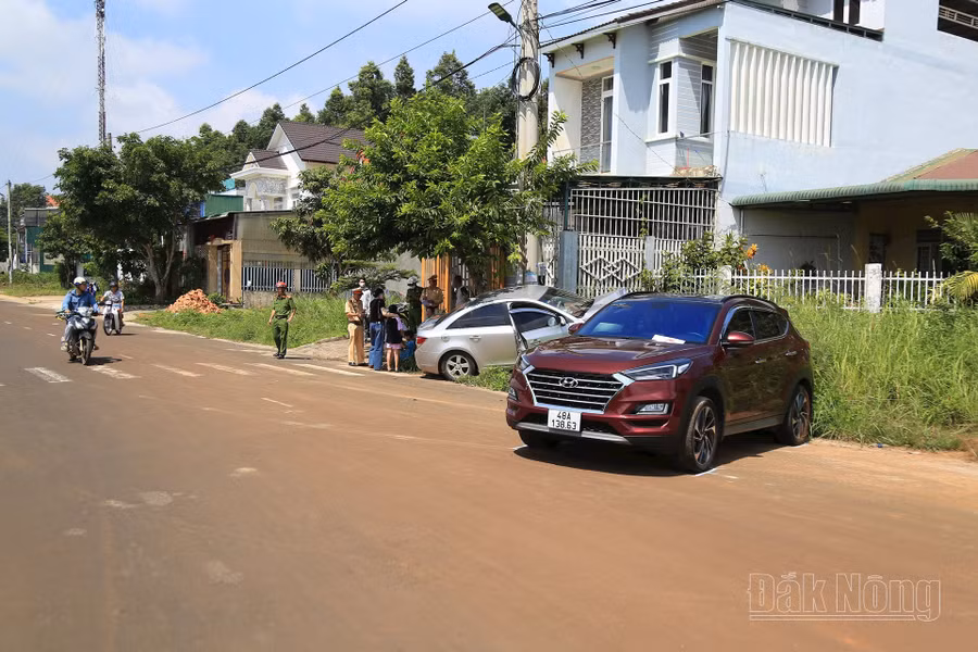 Xe ô tô kéo lê chiếc xe máy 200m rồi đâm vào một chiếc ô tô khác đang dừng bên đường