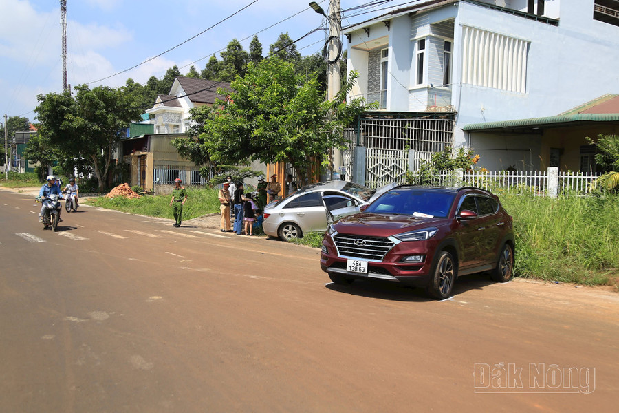 Xe ô tô kéo lê chiếc xe máy 200m rồi đâm vào một chiếc ô tô khác đang dừng bên đường