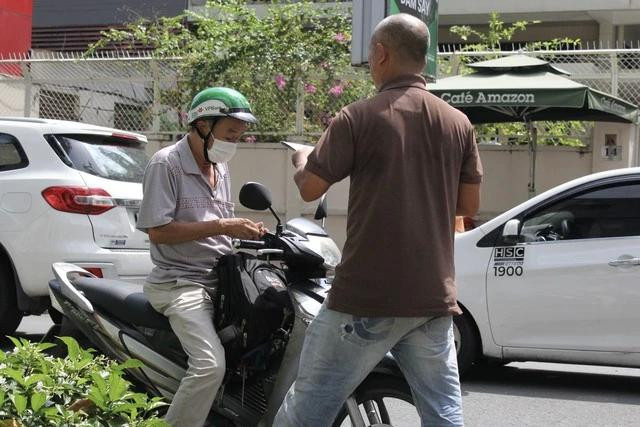 Ông Hùng thuộc lòng sở thích, thói quen đọc báo của những vị khách quen