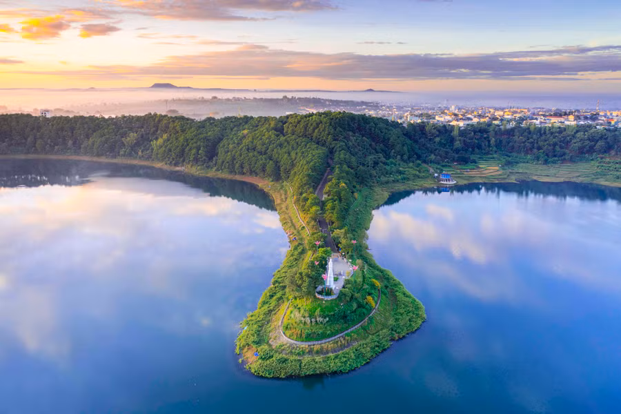 Thắng cảnh Biển Hồ là một trong những di sản của đô thị Pleiku. Ảnh: Phạm Quý