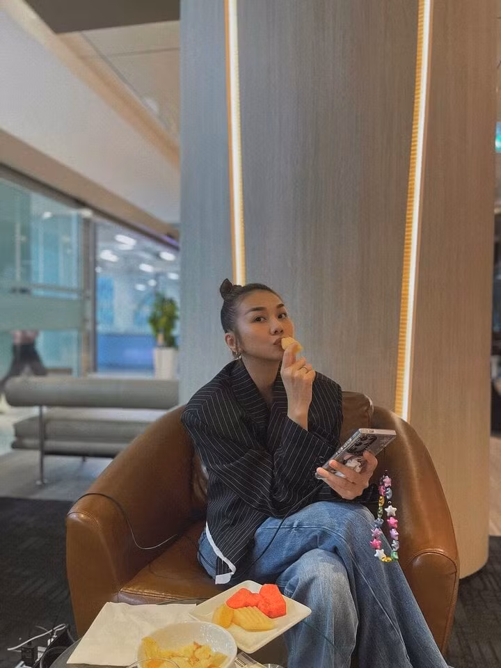 Bạn cũng có thể diện blazer cùng quần denim để có bộ đồ vừa chỉn chu, thanh lịch vừa trẻ trung để diện đi làm, đi chơi...