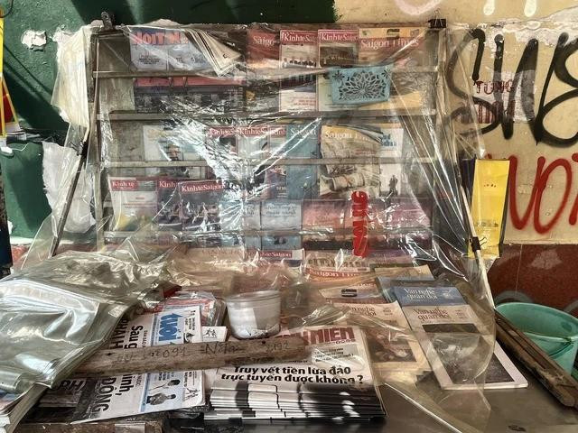 Những vật dụng ở sạp báo của vợ chồng ông Đức đã nhuốm màu thời gian