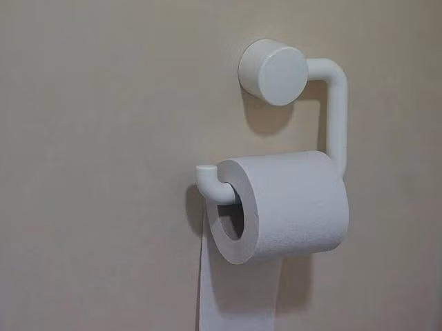 Táo bón kéo dài dễ gây trĩ vì khiến người mắc phải rặn mạnh hơn khi đại tiện Táo bón kéo dài dễ gây trĩ vì khiến người mắc phải rặn mạnh hơn khi đại tiện