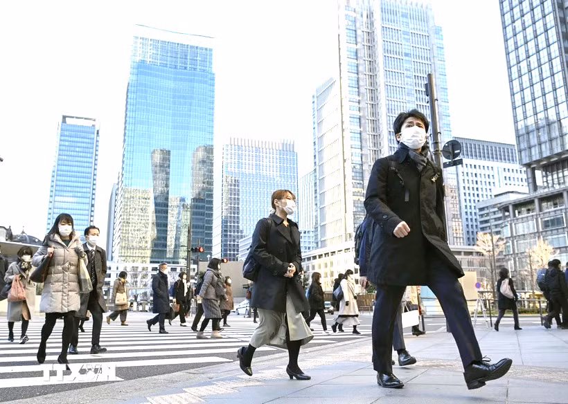 Nhật Bản có kế hoạch đến tháng 10 sẽ đăng ký tất cả người nước ngoài mới chuyển đến nước này vào chương trình lương hưu công. Ảnh: TTXVN