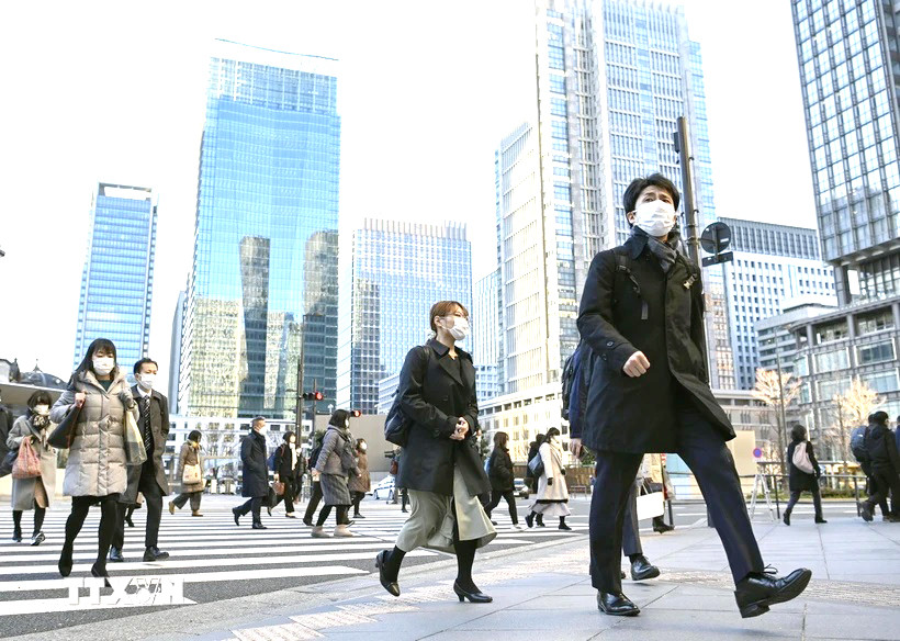 Nhật Bản có kế hoạch đến tháng 10 sẽ đăng ký tất cả người nước ngoài mới chuyển đến nước này vào chương trình lương hưu công. Ảnh: TTXVN