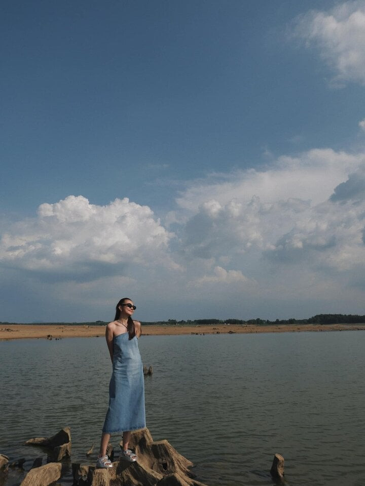 Một chiếc đầm denim cũng là gợi ý thú vị để các quý cô trên 40 tuổi thay đổi phong cách của mình.