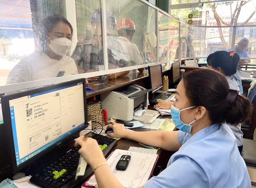 Phần mềm ứng dụng đặt vé giúp hành khách dễ dàng tra cứu nhanh thông tin xe trực tuyến đi-đến các tuyến, tra cứu giá vé, giờ chạy, thông tin chi tiết các điểm đi, đón và trả khách. Ảnh: M.P