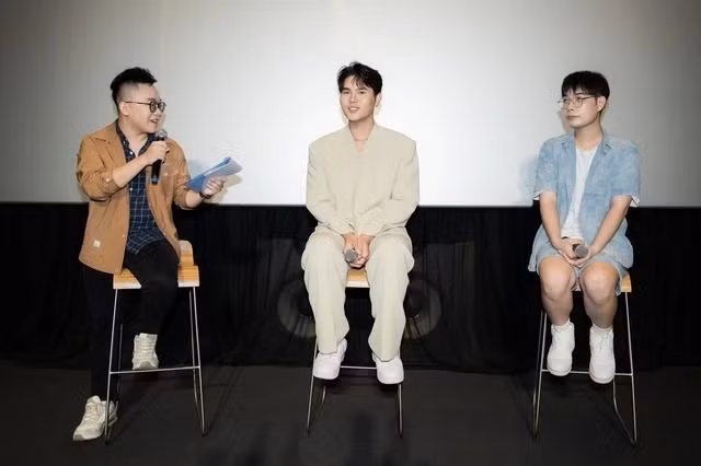 Ca sĩ Lâm Phúc (giữa) tại họp báo