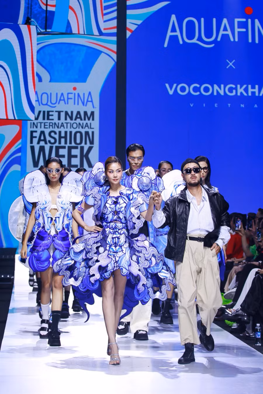 Thanh Hằng cho hay nếu chỉ mặc bộ trang phục trong thời gian ngắn thì có thể chịu được, nhưng nếu phải mặc hơi lâu thì sẽ cảm nhận được sức nặng của nó và khó di chuyển. Lúc đó đòi hỏi người mẫu phải điều khiển được trọng lực ở đôi chân, tạo điểm tựa vững vàng