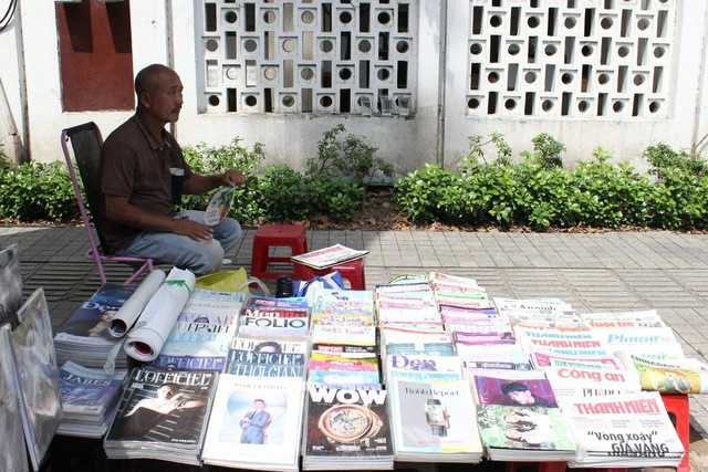 Sạp báo của ông Hùng hoạt động từ 4 giờ sáng đến khoảng 15 giờ chiều mỗi ngày
