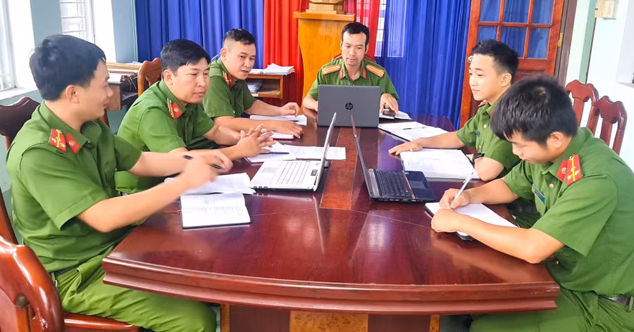 Cán bộ Công an phường An Bình (thị xã An Khê) triển khai công tác xây dựng phường điển hình, kiểu mẫu về ANTT và văn minh đô thị. Ảnh: N.M