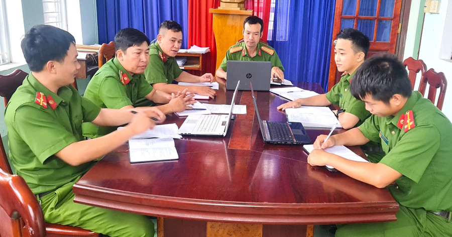 Cán bộ Công an phường An Bình (thị xã An Khê) triển khai công tác xây dựng phường điển hình, kiểu mẫu về ANTT và văn minh đô thị. Ảnh: N.M Cán bộ Công an phường An Bình (thị xã An Khê) triển khai công tác xây dựng phường điển hình, kiểu mẫu về ANTT và văn minh đô thị. Ảnh: N.M