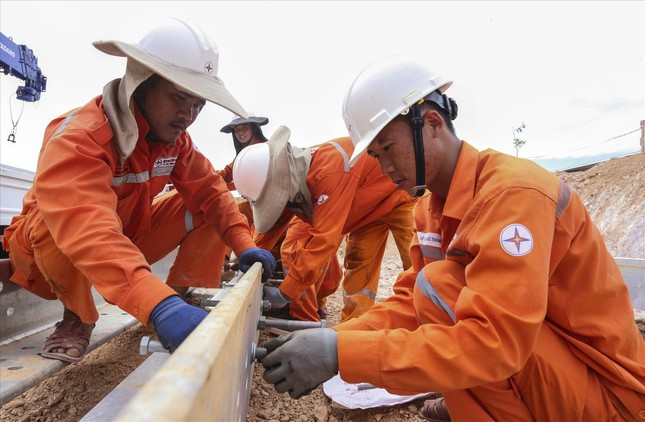 Kỹ sư, công nhân dựng lắp cột trụ đường dây. Kỹ sư, công nhân dựng lắp cột trụ đường dây.