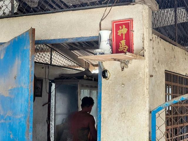 Bàn thờ Thần Mã gần chuồng ngựa Bàn thờ Thần Mã gần chuồng ngựa