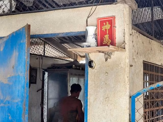 Bàn thờ Thần Mã gần chuồng ngựa