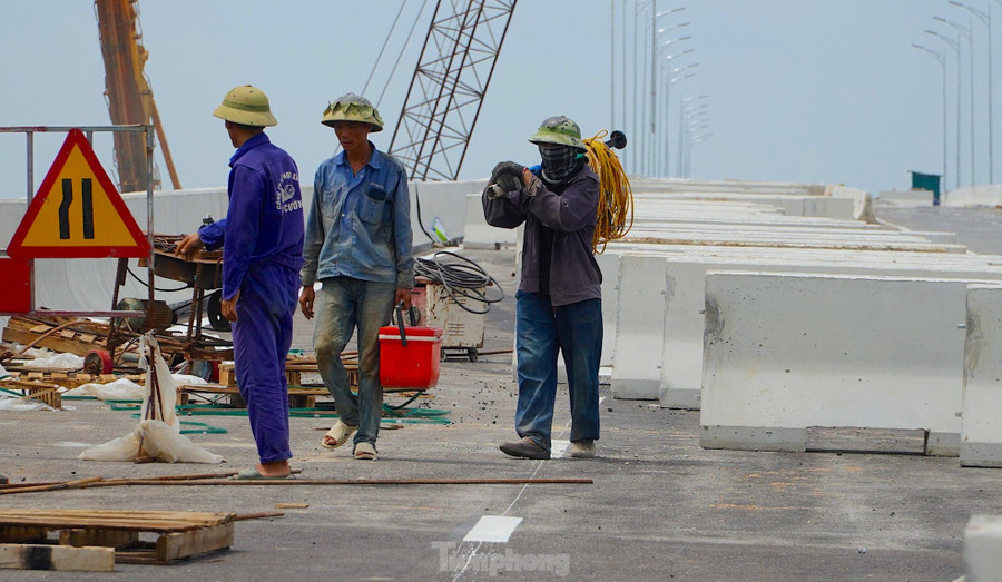 Tại một số vị trí khác, các kỹ sư đang gấp rút hoàn thiện việc lắp đặt lan can, biển báo, thiết bị... Tại một số vị trí khác, các kỹ sư đang gấp rút hoàn thiện việc lắp đặt lan can, biển báo, thiết bị...