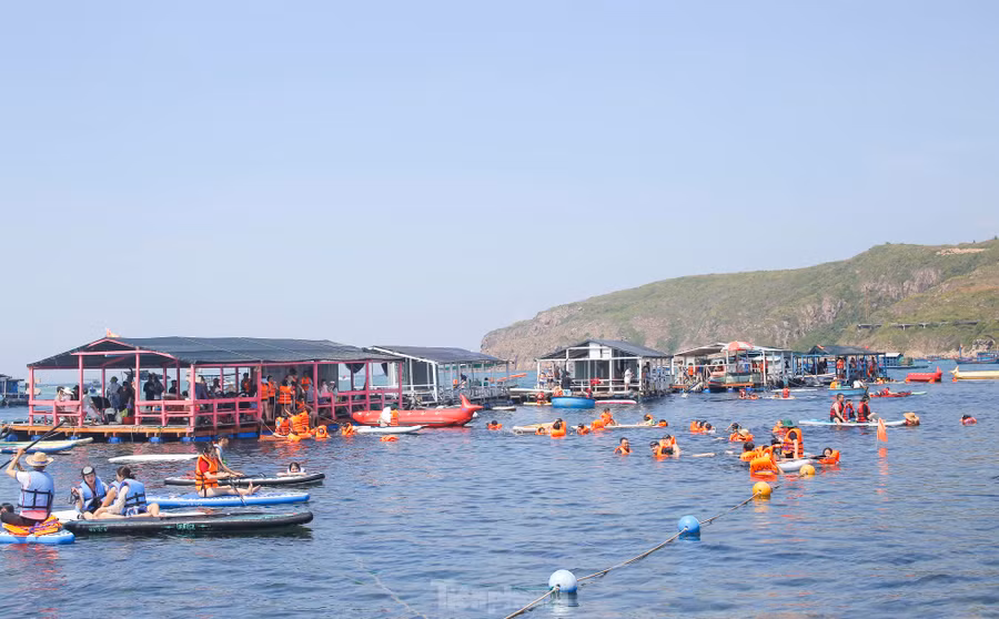 Rất đông du khách đến với Nhơn Hải tham quan du lịch mùa này. Ảnh: Trương Định. Rất đông du khách đến với Nhơn Hải tham quan du lịch mùa này. Ảnh: Trương Định.