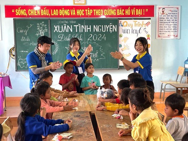 Việt tham gia nhiều chương trình thiện nguyện ở các thôn, buôn vùng sâu xa của tỉnh Việt tham gia nhiều chương trình thiện nguyện ở các thôn, buôn vùng sâu xa của tỉnh