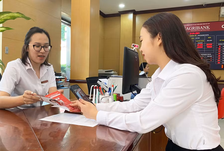 Agribank là một trong số ngân hàng thương mại tích cực triển khai chính sách cơ cấu lại thời hạn trả nợ theo Thông tư số 02 hỗ trợ khách hàng vượt qua khó khăn. Ảnh: S.C
